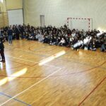 10.11.2021. Kielce. III Liceum Ogólnokształcące im. Cypriana Kamila Norwida. Uroczystości związane ze Świętem 11 listopada - wspólne śpiewanie Mazurka Dąbrowskiego / Sebastian Kalwat / Radio Kielce