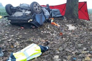03.11.2021. Śmierć podróżnych po uderzeniu w drzewo / KP PSP w Kościanie