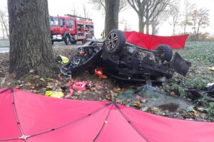 03.11.2021. Śmierć podróżnych po uderzeniu w drzewo / KP PSP w Kościanie
