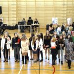 10.11.2021. Kielce. III Liceum Ogólnokształcące im. Cypriana Kamila Norwida. Uroczystości związane ze Świętem 11 listopada - wspólne śpiewanie Mazurka Dąbrowskiego / Sebastian Kalwat / Radio Kielce