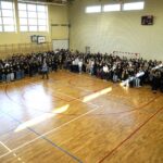 10.11.2021. Kielce. III Liceum Ogólnokształcące im. Cypriana Kamila Norwida. Uroczystości związane ze Świętem 11 listopada - wspólne śpiewanie Mazurka Dąbrowskiego / Sebastian Kalwat / Radio Kielce