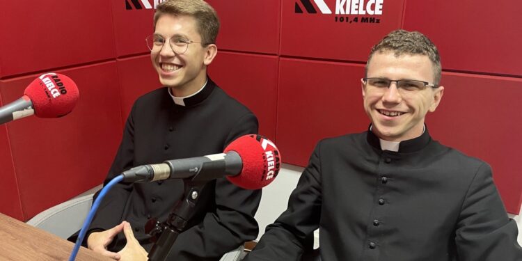 20.11.2021. Sandomierz. Na zdjęciu (od lewej): kleryk Jan Siudak, diakon Konrad Bąk - honorowi dawcy krwi z WSD / Grażyna Szlęzak-Wójcik / Radio Kielce