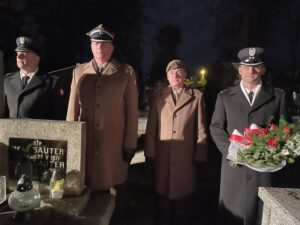 29.11.2021. Sandomierz. Rocznica wybuchu Powstania Listopadowego. Na zdjęciu (od lewej): kpt Krzysztof Oszczudłowski - 3 Batalion Radiotechniczny w Sandomierzu, ppłk Adam Kowalski - komendant Wojskowej Komendy Uzupełnień w Sandomierzu, ppłk Andrzej Brzozowski - dowódca 102. batalionu lekkiej piechoty w Sandomierzu, ppłk Grzegorz Kobylarz - dowódca 3 Batalionu Radiotechnicznego w Sandomierzu / Grażyna Szlęzak-Wójcik / Radio Kielce