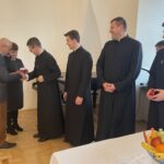 21.11.2021. Sandomierz. Wyższe Seminarium Duchowne. Nagrody dla honorowych dawców krwi. Na zdjęciu (od lewej): Leopold Wójcik - prezes Zarządu Rejonowego PCK, Urszula Gach - PCK w Sandomierzu, diakon Konrad Bąk, kleryk Dawid Łyko, ksiądz prefekt Piotr Przysucha, kleryk Mateusz Rogoziński / Grażyna Szlęzak-Wójcik / Radio Kielce