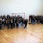 10.11.2021. Kielce. III Liceum Ogólnokształcące im. Cypriana Kamila Norwida. Uroczystości związane ze Świętem 11 listopada - wspólne śpiewanie Mazurka Dąbrowskiego / Sebastian Kalwat / Radio Kielce