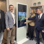 27.11.2021. Staszów. Otwarcie Centrum Informacji Turystycznej. Na zdjęciu (od lewej): Witold Kowal - przewodniczący Lokalnej Organizacji Turystycznej „Czym Chata Bogata”, Marcin Pięta - prezes Regionalnej Organizacji Turystycznej, Ewa Kondek - zastępca burmistrza Staszowa, Leszek Kopeć - burmistrz  Staszowa. / Grażyna Szlęzak-Wójcik / Radio Kielce