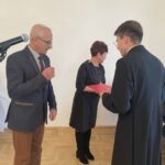 21.11.2021. Sandomierz. Wyższe Seminarium Duchowne. Nagrody dla honorowych dawców krwi. Na zdjęciu (od lewej): Leopold Wójcik - prezes Zarządu Rejonowego PCK, Urszula Gach - PCK w Sandomierzu, kleryk Jan Siudak - prezes Klubu Honorowych Dawców Krwi „ Aima ” / Grażyna Szlęzak-Wójcik / Radio Kielce