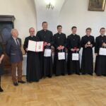 21.11.2021. Sandomierz. Wyższe Seminarium Duchowne. Nagrody dla honorowych dawców krwi. Na zdjęciu (od lewej): Urszula Gach - PCK w Sandomierzu, Leopold Wójcik - prezes Zarządu Rejonowego PCK, ks. dr Rafała Kułaga - rektor Wyższego Seminarium Duchownego w Sandomierz, ks prefekt Piotr Przysucha, klerycy Dawid Łyko, Mateusz Rogoziński, Jan Siudak, diakon Konrad Bąk / Grażyna Szlęzak-Wójcik / Radio Kielce