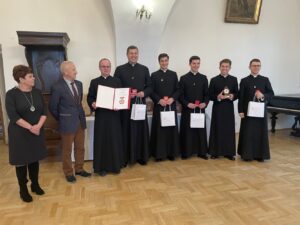 21.11.2021. Sandomierz. Wyższe Seminarium Duchowne. Nagrody dla honorowych dawców krwi. Na zdjęciu (od lewej): Urszula Gach - PCK w Sandomierzu, Leopold Wójcik - prezes Zarządu Rejonowego PCK, ks. dr Rafała Kułaga - rektor Wyższego Seminarium Duchownego w Sandomierz, ks prefekt Piotr Przysucha, klerycy Dawid Łyko, Mateusz Rogoziński, Jan Siudak, diakon Konrad Bąk / Grażyna Szlęzak-Wójcik / Radio Kielce