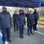 25.11.2021. Osiek. Otwarcie posterunku policji w Osieku. Na zdjęciu (od lewej w pierwszym rzędzie): inspektor Leszek Dębowski -komendant powiatowy policji w Staszowie, inspektor Agata Małasińska-Nagórny - zastępca komendanta wojewódzkiego policji w Kielcach, Rafał Łysiak - burmistrz Osieka / Grażyna Szlęzak-Wójcik / Radio Kielce