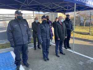 25.11.2021. Osiek. Otwarcie posterunku policji w Osieku. Na zdjęciu (od lewej w pierwszym rzędzie): inspektor Leszek Dębowski -komendant powiatowy policji w Staszowie, inspektor Agata Małasińska-Nagórny - zastępca komendanta wojewódzkiego policji w Kielcach, Rafał Łysiak - burmistrz Osieka / Grażyna Szlęzak-Wójcik / Radio Kielce