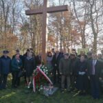 10.11.2021. Michałów. Nowy krzyż upamiętniający 90 zamordowanych mieszkańców powiatu pińczowskiego i okolic z obozów w Kozielsku, Ostaszkowie, Starobielsku i innych miejscach na nieludzkiej ziemi na wschodzie / Marta Gajda-Kruk / Radio Kielce