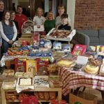 21.11.2021. Kielce. Na zdjęciu (czwarta z prawej): Renata Janik - wicemarszałek województwa świętokrzyskiego; druga z prawej: Magdalena Fogiel-Litwinek - zastępca komendanta Ochotniczych Hufców Pracy w Kielcach / Magdalena Fogiel-Litwinek