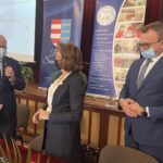 26.11.2021. Sandomierz. Rada Powiatu Sandomierskiego. Na zdjęciu (od lewej): Tomasz Huk - przewodniczący Rady Powiatu Sandomierskiego, poseł PiS Agata Wojtyszek, Marcin Piwnik - starosta sandomierski / Grażyna Szlęzak-Wójcik / Radio Kielce