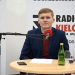 28.11.2021. Studio Polityczne Radia Kielce. Na zdjęciu: Łukasz Wasilewski - Konfederacja, Ruch Narodowy / Sebastian Kalwat / Radio Kielce