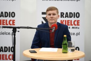 28.11.2021. Studio Polityczne Radia Kielce. Na zdjęciu: Łukasz Wasilewski - Konfederacja, Ruch Narodowy / Sebastian Kalwat / Radio Kielce