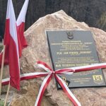 27.11.2021. Bodzentyn. Odsłonięcie tablicy upamiętniającej Jan Piwnika „Ponurego” i Eugeniusza Gedymina Kaszyńskiego „Nurta” / Anna Głąb / Radio Kielce