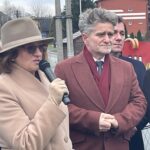 27.11.2021. Bodzentyn. Odsłonięcie tablicy upamiętniającej Jan Piwnika „Ponurego” i Eugeniusza Gedymina Kaszyńskiego „Nurta”. Na zdjęciu (od lewej): poseł Agata Wojtyszek, senator Krzysztof Słoń / Anna Głąb / Radio Kielce