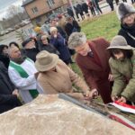 27.11.2021. Bodzentyn. Odsłonięcie tablicy upamiętniającej Jan Piwnika „Ponurego” i Eugeniusza Gedymina Kaszyńskiego „Nurta” / Anna Głąb / Radio Kielce