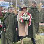 27.11.2021. Bodzentyn. Odsłonięcie tablicy upamiętniającej Jan Piwnika „Ponurego” i Eugeniusza Gedymina Kaszyńskiego „Nurta”. Na zdjęciu: poseł Agata Wojtyszek w asyście harcerzy / Anna Głąb / Radio Kielce
