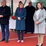 22.11.2021. Kozłów. Oddanie do użytku wielofunkcyjnego boiska. Na zdjęciu (od lewej): Mariusz Piotrowski - burmistrz Miasta i Gminy Małogoszcz, Anna Krupka - wiceminister sportu i turystyki, ksiądz kanonik Jerzy Korona, Ilona Słupczyńska - dyrektor ZPO w Kozłowie / Paulina Michta / Radio Kielce