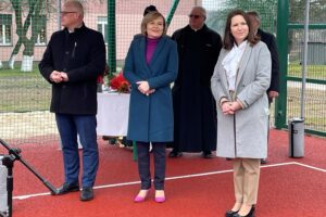 22.11.2021. Kozłów. Oddanie do użytku wielofunkcyjnego boiska. Na zdjęciu (od lewej): Mariusz Piotrowski - burmistrz Miasta i Gminy Małogoszcz, Anna Krupka - wiceminister sportu i turystyki, ksiądz kanonik Jerzy Korona, Ilona Słupczyńska - dyrektor ZPO w Kozłowie / Paulina Michta / Radio Kielce