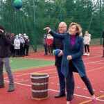22.11.2021. Kozłów. Oddanie do użytku wielofunkcyjnego boiska. Na zdjęciu: Mariusz Piotrowski - burmistrz Miasta i Gminy Małogoszcz, Anna Krupka - wiceminister sportu i turystyki, / Paulina Michta / Radio Kielce