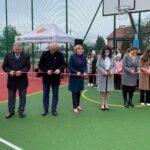 22.11.2021. Kozłów. Oddanie do użytku wielofunkcyjnego boiska. Na zdjęciu (od lewej): ksiądz kanonik Jerzy Korona, Stanisław Włodarczyk Radny Rady Miejskiej Mariusz Piotrowski - burmistrz Miasta i Gminy Małogoszcz, Anna Krupka - wiceminister sportu i turystyki, Ilona Słupczyńska - dyrektor ZPO w Kozłowie, Maria Słabisz - sołtys Kozłowa, Oliwia - przewodnicząca samorządu uczniowskiego, Aleksandra Więckowicz - przewodnicząca rady rodziców / Paulina Michta / Radio Kielce