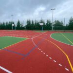 22.11.2021. Kozłów. Oddanie do użytku wielofunkcyjnego boiska / Paulina Michta / Radio Kielce