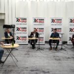21.11.2021. Studio Polityczne Radia Kielce. Na zdjęciu (od lewej): Radosław Podsiadły - Radio Kielce, Jarosław Karyś - PiS, przewodniczący kieleckiej rady miasta, Krzysztof Sławiński - Platforma Obywatelska/Koalicja Obywatelska, Dawid Lewicki - Konfederacja/Partia Korwin, Filip Strząbała - Nowa Lewica - Wiosna / Sebastian Kalwat / Radio Kielce