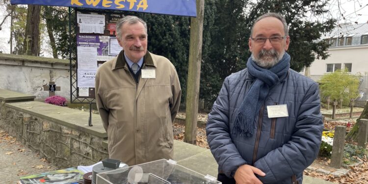 01.11.2021. Sandomierz. Kwesta prowadzona przez Społeczny Komitet Odnowy Cmentarza Katedralnego. Na zdjęciu (od lewej): Jerzy Dominiczak i Janusz Sobolewski - prezes komitetu / Grażyna Szlęzak-Wójcik / Radio Kielce