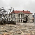 29.11.2021. Kielce. Montowanie choinki na Rynku / Wiktor Taszłow / Radio Kielce