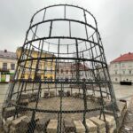 29.11.2021. Kielce. Montowanie choinki na Rynku / Wiktor Taszłow / Radio Kielce