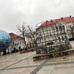 29.11.2021. Kielce. Montowanie choinki na Rynku / Wiktor Taszłow / Radio Kielce