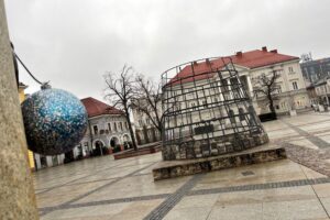 29.11.2021. Kielce. Montowanie choinki na Rynku / Wiktor Taszłow / Radio Kielce