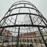 29.11.2021. Kielce. Montowanie choinki na Rynku / Wiktor Taszłow / Radio Kielce