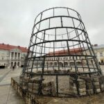 29.11.2021. Kielce. Montowanie choinki na Rynku / Wiktor Taszłow / Radio Kielce