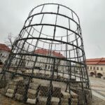 29.11.2021. Kielce. Montowanie choinki na Rynku / Wiktor Taszłow / Radio Kielce