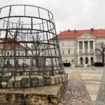 29.11.2021. Kielce. Montowanie choinki na Rynku / Wiktor Taszłow / Radio Kielce