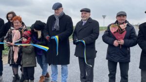 24.11.2021. Chocimów. Otwarcie drogi. Na zdjęciu (od lewej): Izabela Surowiec - sołtys Małego Jodła, Barbara Domagała - radna gminy, Małgorzata Mazur - UMiG Kunów, Lech Łodej - burmistrz Kunowa, poseł Andrzej Kryj, Stanisław Krzemiński - sołtys sołectwa Chocimów / Emilia Sitarska / Radio Kielce