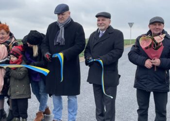 24.11.2021. Chocimów. Otwarcie drogi. Na zdjęciu (od lewej): Izabela Surowiec - sołtys Małego Jodła, Barbara Domagała - radna gminy, Małgorzata Mazur - UMiG Kunów, Lech Łodej - burmistrz Kunowa, poseł Andrzej Kryj, Stanisław Krzemiński - sołtys sołectwa Chocimów / Emilia Sitarska / Radio Kielce