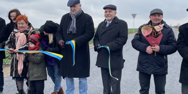 24.11.2021. Chocimów. Otwarcie drogi. Na zdjęciu (od lewej): Izabela Surowiec - sołtys Małego Jodła, Barbara Domagała - radna gminy, Małgorzata Mazur - UMiG Kunów, Lech Łodej - burmistrz Kunowa, poseł Andrzej Kryj, Stanisław Krzemiński - sołtys sołectwa Chocimów / Emilia Sitarska / Radio Kielce