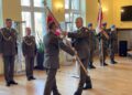 10.11.2021. Kielce. Przekazanie chorągwi Wojska Polskiego Wojewódzkiemu Sztabowi Wojskowemu. Na zdjęciu (z lewej): płk Dariusz Tyszka - zastępca szefa zarządu organizacji i uzupełnień ze Sztabu Generalnego Wojska Polskiego i płk Jarosław Molisak - szef Wojewódzkiego Sztabu Wojskowego w Kielcach / Paulina Michta / Radio Kielce