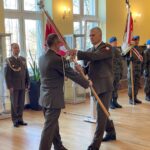 10.11.2021. Kielce. Przekazanie chorągwi Wojska Polskiego Wojewódzkiemu Sztabowi Wojskowemu. Na zdjęciu (z lewej): płk Dariusz Tyszka - zastępca szefa zarządu organizacji i uzupełnień ze Sztabu Generalnego Wojska Polskiego i płk Jarosław Molisak - szef Wojewódzkiego Sztabu Wojskowego w Kielcach / Paulina Michta / Radio Kielce