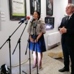 06.11.2021. Pińczów. Otwarcie wyremontowanego Domu Ariańskiego i nowej wystawy. Na zdjęciu (od lewej): Magdalena Kusztal - dyrektor departamentu kultury i dziedzictwa narodowego urzędu marszałkowskiego i Włodzimierz Badurak - burmistrz Pińczowa / Marta Gajda-Kruk / Radio Kielce