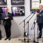 06.11.2021. Pińczów. Otwarcie wyremontowanego Domu Ariańskiego i nowej wystawy. Na zdjęciu (od lewej): Piotr Wawrzyk - wiceminister spraw zagranicznych, Marek Bogusławski - wicemarszałek województwa świętokrzyskiego, Andrzej Barański -  polski reżyser i scenarzysta filmowy z Pińczowa / Marta Gajda-Kruk / Radio Kielce