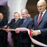 06.11.2021. Pińczów. Otwarcie wyremontowanego Domu Ariańskiego i nowej wystawy. Na zdjęciu (od lewej): Zdzisław Woźniak - przewodniczący Rady Miejskiej w Pińczowie, Ryszard Barna - wicestarosta powiatu pińczowskiego, Marek Bogusławski - wicemarszałek województwa świętokrzyskiego, Piotr Wawrzyk - wiceminister spraw zagranicznych / Marta Gajda-Kruk / Radio Kielce