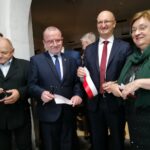 06.11.2021. Pińczów. Otwarcie wyremontowanego Domu Ariańskiego i nowej wystawy. Na zdjęciu (od lewej): Ryszard Barna - wicestarosta powiatu pińczowskiego, Marek Bogusławski - wicemarszałek województwa świętokrzyskiego, Piotr Wawrzyk - wiceminister spraw zagranicznych,