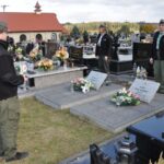 10.11.2021. Wąchock. Nagrobki Józefa Figarskiego „Śmiałego” i Czesława Spadło „Małego” / Tomasz Łebek