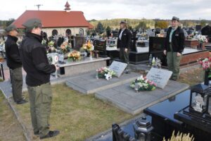 10.11.2021. Wąchock. Nagrobki Józefa Figarskiego „Śmiałego” i Czesława Spadło „Małego” / Tomasz Łebek